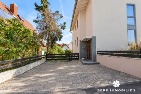 RESERVIERT-BERK Immobilien – Gepflegtes Zweifamilienhaus mit Garten, Terrassen & vielseitigen Nutzungsmöglichkeiten - Außenansicht - Hof (131697)