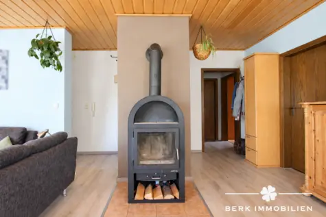 RESERVIERT-BERK Immobilien – Gepflegtes Zweifamilienhaus mit Garten, Terrassen & vielseitigen Nutzungsmöglichkeiten - OG Holzofen (131707)