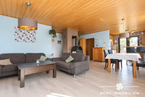 RESERVIERT-BERK Immobilien – Gepflegtes Zweifamilienhaus mit Garten, Terrassen & vielseitigen Nutzungsmöglichkeiten - OG Wohn- und Essbereich (131705)