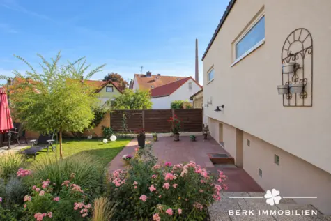 RESERVIERT-BERK Immobilien – Gepflegtes Zweifamilienhaus mit Garten, Terrassen & vielseitigen Nutzungsmöglichkeiten - Garten und Garage (unterkellert) (131716)