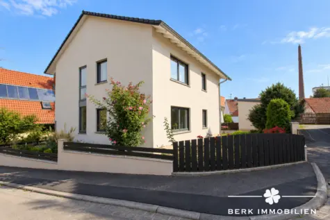 RESERVIERT-BERK Immobilien – Gepflegtes Zweifamilienhaus mit Garten, Terrassen & vielseitigen Nutzungsmöglichkeiten - Außenansicht (131696)