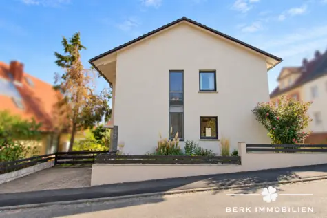 RESERVIERT-BERK Immobilien – Gepflegtes Zweifamilienhaus mit Garten, Terrassen & vielseitigen Nutzungsmöglichkeiten - Außenansicht (131695)
