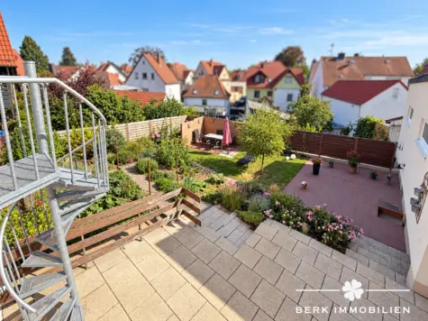 RESERVIERT-BERK Immobilien – Gepflegtes Zweifamilienhaus mit Garten, Terrassen & vielseitigen Nutzungsmöglichkeiten - OG Balkon - Blick in den Garten I (131710)