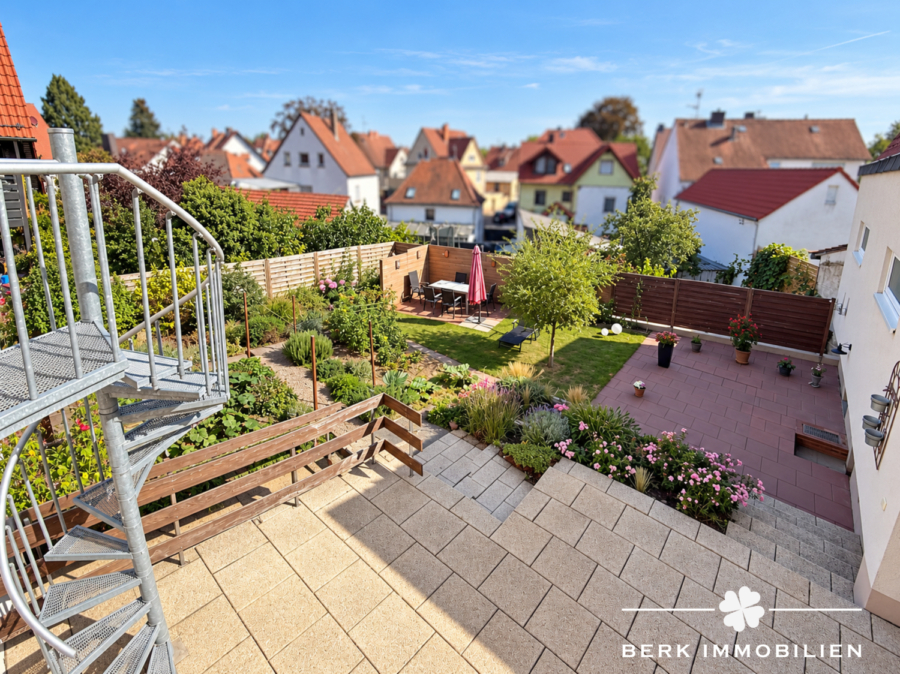 OG Balkon - Blick in den Garten I