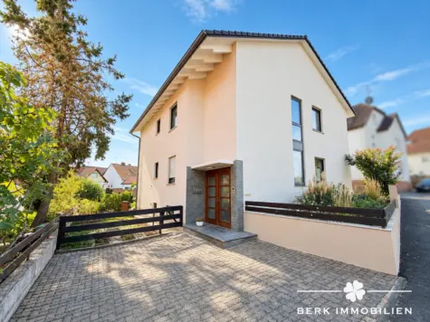 RESERVIERT-BERK Immobilien – Gepflegtes Zweifamilienhaus mit Garten, Terrassen & vielseitigen Nutzungsmöglichkeiten - Außenansicht - Hof Haus (131694)