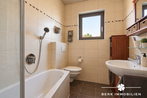 BERK Immobilien – Gepflegtes Zweifamilienhaus mit Garten, Terrassen & vielseitigen Nutzungsmöglichkeiten - OG Badezimmer (129377)