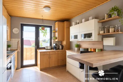 RESERVIERT-BERK Immobilien – Gepflegtes Zweifamilienhaus mit Garten, Terrassen & vielseitigen Nutzungsmöglichkeiten - OG Küche (131708)