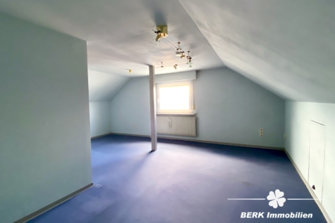 BERK Immobilien – Familienfreundliches Zweifamilienhaus mit sonnigem Grundstück und vielfältigsten Möglichkeiten - Dach Studio Zimmer (118886)