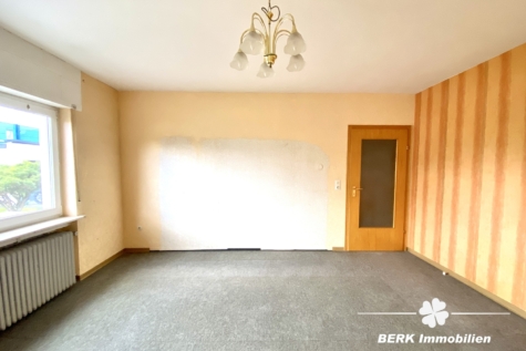 BERK Immobilien – Familienfreundliches Zweifamilienhaus mit sonnigem Grundstück und vielfältigsten Möglichkeiten - Wohnzimmer EG (118878)