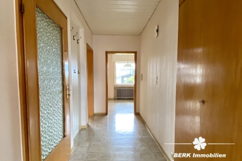 BERK Immobilien – Familienfreundliches Zweifamilienhaus mit sonnigem Grundstück und vielfältigsten Möglichkeiten - Flur EG (118881)