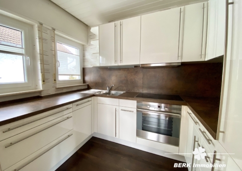 BERK Immobilien – Familienfreundliches Zweifamilienhaus mit sonnigem Grundstück und vielfältigsten Möglichkeiten - Küche OG (118884)