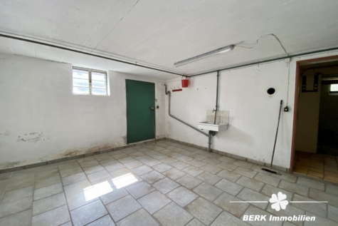 BERK Immobilien – Familienfreundliches Zweifamilienhaus mit sonnigem Grundstück und vielfältigsten Möglichkeiten - Kellerraum groß (118887)