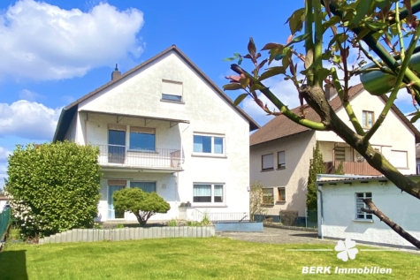 BERK Immobilien – Familienfreundliches Zweifamilienhaus mit sonnigem Grundstück und vielfältigsten Möglichkeiten - Gartenansicht mit Garage (118875)