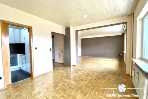 BERK Immobilien – Familienfreundliches Zweifamilienhaus mit sonnigem Grundstück und vielfältigsten Möglichkeiten - Wohn-Ess-Zimmer OG (118882)