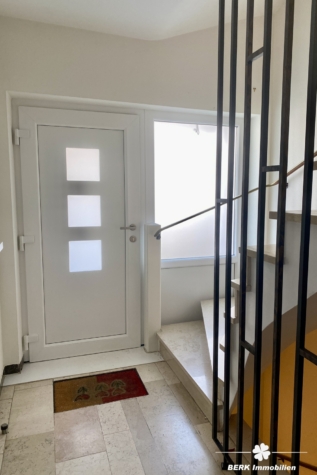 BERK Immobilien – Familienfreundliches Zweifamilienhaus mit sonnigem Grundstück und vielfältigsten Möglichkeiten - Eingang mit Treppe (118877)