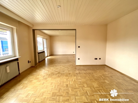 BERK Immobilien – Familienfreundliches Zweifamilienhaus mit sonnigem Grundstück und vielfältigsten Möglichkeiten - Wohn-Ess-Zimmer OG (2) (118883)