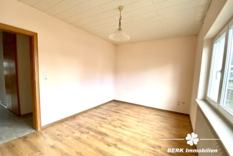 BERK Immobilien – Familienfreundliches Zweifamilienhaus mit sonnigem Grundstück und vielfältigsten Möglichkeiten - Kinderzimmer EG (118880)