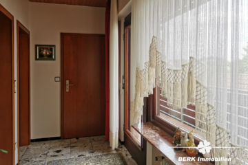 VERKAUFT – BERK Immobilien – Siedlungshaus mit Anbau und großem Garten in Hainburg zu verkaufen - BERK Immobilien - Flur zum Balkon OG (104788)