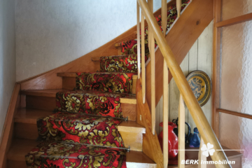 VERKAUFT – BERK Immobilien – Siedlungshaus mit Anbau und großem Garten in Hainburg zu verkaufen - BERK Immobilien - Geschosstreppe (104782)