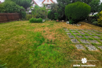 VERKAUFT – BERK Immobilien – Siedlungshaus mit Anbau und großem Garten in Hainburg zu verkaufen - BERK Immobilien - Garten Rasen hinten (104798)