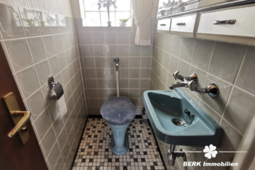 VERKAUFT – BERK Immobilien – Siedlungshaus mit Anbau und großem Garten in Hainburg zu verkaufen - BERK Immobilien - WC - OG (104792)