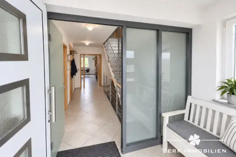 BERK Immobilien – Großzügiges Einfamilienhaus mit Einliegerwohnung in attraktiver Waldrandlage - Eingangsbereich (131599)