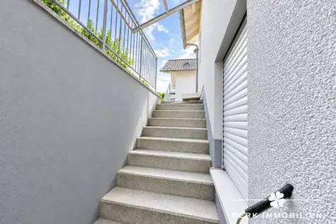 BERK Immobilien – Großzügiges Einfamilienhaus mit Einliegerwohnung in attraktiver Waldrandlage - Aussenabgang Einliegerwohnung (131612)