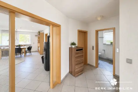 BERK Immobilien – Großzügiges Einfamilienhaus mit Einliegerwohnung in attraktiver Waldrandlage - Foyer (131600)