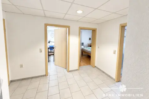 BERK Immobilien – Großzügiges Einfamilienhaus mit Einliegerwohnung in attraktiver Waldrandlage - Flur ELW (131614)