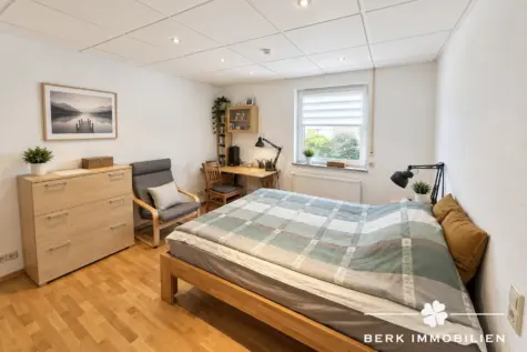 BERK Immobilien – Großzügiges Einfamilienhaus mit Einliegerwohnung in attraktiver Waldrandlage - Schlafzimmer ELW (131618)