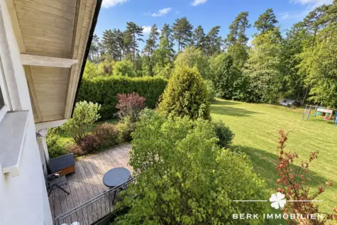 BERK Immobilien – Großzügiges Einfamilienhaus mit Einliegerwohnung in attraktiver Waldrandlage - Aussicht auf Terrasse aus DG (131622)