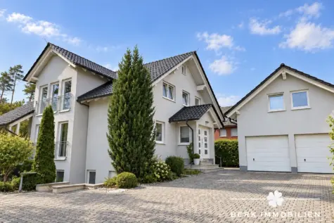 BERK Immobilien – Großzügiges Einfamilienhaus mit Einliegerwohnung in attraktiver Waldrandlage - Aussenansicht (131592)
