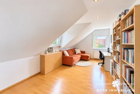 BERK Immobilien – Großzügiges Einfamilienhaus mit Einliegerwohnung in attraktiver Waldrandlage - Kinderzimmer DG (131608)