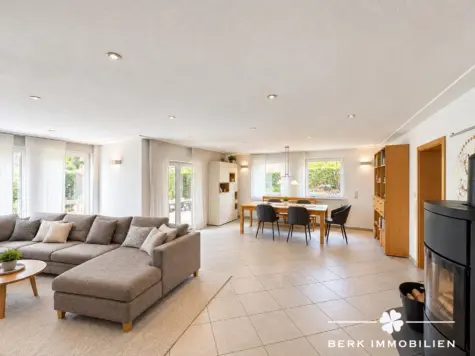 BERK Immobilien – Großzügiges Einfamilienhaus mit Einliegerwohnung in attraktiver Waldrandlage - Wohn-Essbereich (131601)