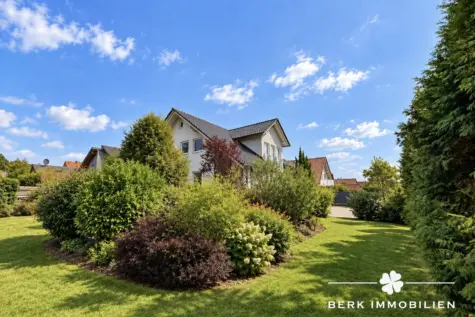 BERK Immobilien – Großzügiges Einfamilienhaus mit Einliegerwohnung in attraktiver Waldrandlage - Aussenansicht (131594)