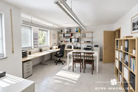 BERK Immobilien – Großzügiges Einfamilienhaus mit Einliegerwohnung in attraktiver Waldrandlage - Büro / Wohn - Essbereich ELW (131616)