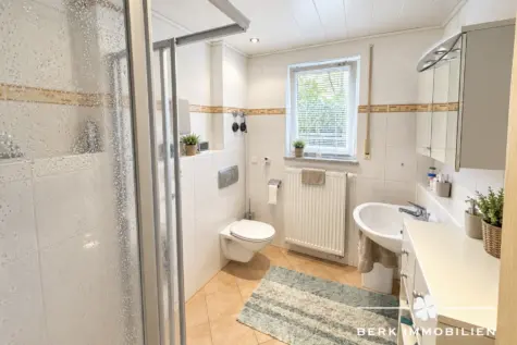 BERK Immobilien – Großzügiges Einfamilienhaus mit Einliegerwohnung in attraktiver Waldrandlage - Badezimmer ELW (131619)