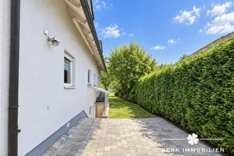 BERK Immobilien – Großzügiges Einfamilienhaus mit Einliegerwohnung in attraktiver Waldrandlage - Eingang Einliegerwohnung (131598)
