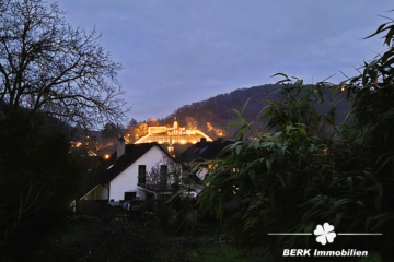BERK Immobilien – Leben mit Aussicht – Idyllisches Grundstück mit Weitblick über Weinberge und Burgkulisse - Aussicht von Grundstück (109276)