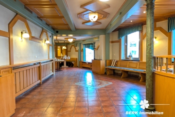 BERK Immobilien – Historisches Gebäude mit Gastgewerbe und Wohnung in Leidersbach - Gastraum (110582)
