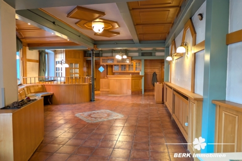 BERK Immobilien – Historisches Gebäude mit Gastgewerbe und Wohnung in Leidersbach - Gastraum (116487)