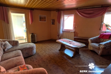 BERK Immobilien – Historisches Gebäude mit Gastgewerbe und Wohnung in Leidersbach - Wohnzimmer OG (110588)