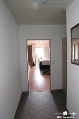 BERK Immobilien – Top-Kapitalanlage mit 4,4 % Rendite – vermietete ETW in Feldrandlage - Diele KI bearbeitet (125117)