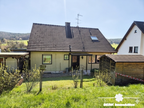 BERK Immobilien – Leben mit Aussicht: idyllisch gelegenes Ein- bis Zweifamilienhaus mit ELW in Sulzbach Soden - Rückansicht vom Feld - KI bearbeitet (125861)