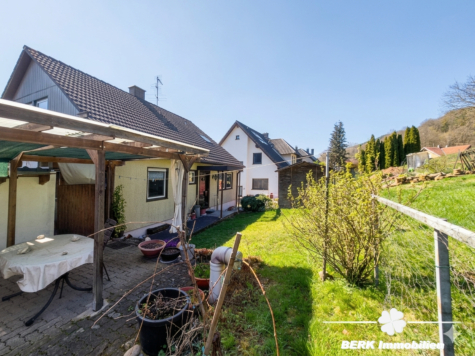 BERK Immobilien – Leben mit Aussicht: idyllisch gelegenes Ein- bis Zweifamilienhaus mit ELW in Sulzbach Soden - Terrasse / Garten - KI bearbeitet (125862)