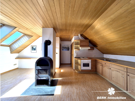 BERK Immobilien – Leben mit Aussicht: idyllisch gelegenes Ein- bis Zweifamilienhaus mit ELW in Sulzbach Soden - "Studio" DG (Küche/Wohnzimmer) (125868)