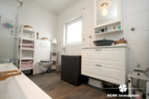 EG- Badezimmer - BERK Immobilien – Top gepflegtes ZFH mit gemütlichem Garten in schöner Lage von Laufach
