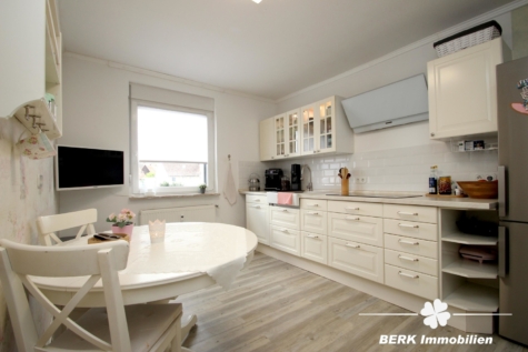 BERK Immobilien – Top gepflegtes ZFH mit gemütlichem Garten in schöner Lage von Laufach - EG- Küche (115578)