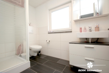 BERK Immobilien – Top gepflegtes ZFH mit gemütlichem Garten in schöner Lage von Laufach - DG- Badezimmer (105850)