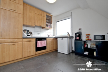 BERK Immobilien – Top gepflegtes ZFH mit gemütlichem Garten in schöner Lage von Laufach - DG- Küche (105851)